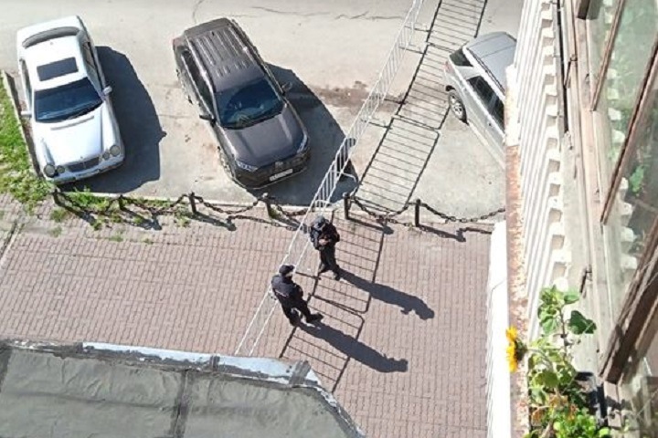 Новосибирцев оцепили во дворе из-за репетиции парада Победы