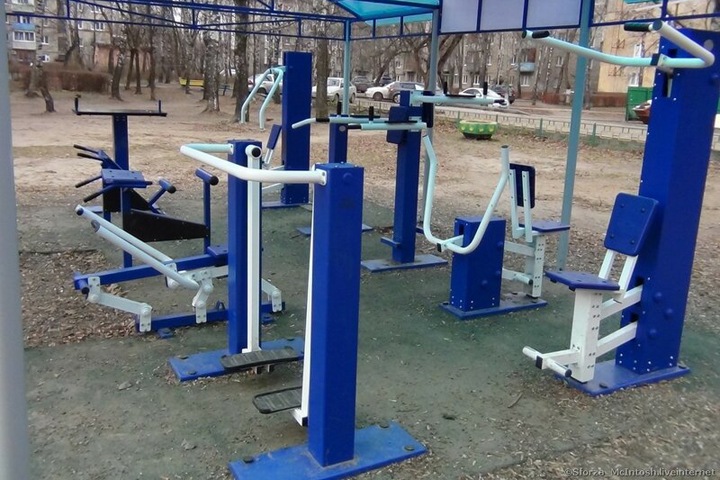 Новосибирские депутаты установили тренажеры на детских площадках
