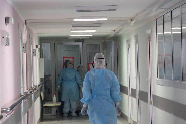 Хирург на Алтае подхватил коронавирус во время операции. Заразились более 20 медработников