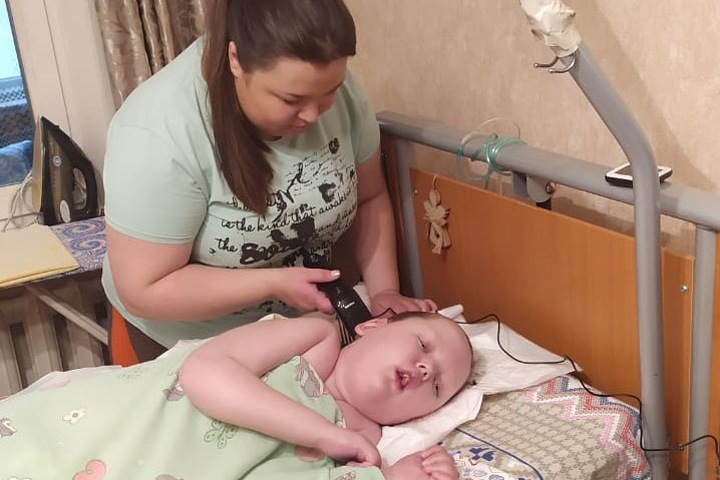 «Понимаю его состояние по взгляду и дыханию»: как новосибирская няня помогает неизлечимо больным детям