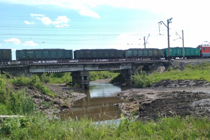 Техника незаконно ездила через реку в Кузбассе при строительстве углепогрузки