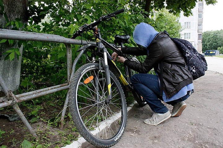 Рецидивист украл велосипед у 10-летнего мальчика в Кузбассе