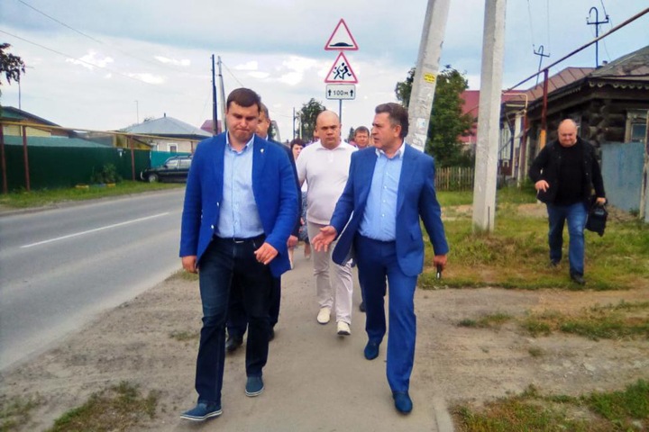 Новосибирские депутаты осмотрели новый ФАП