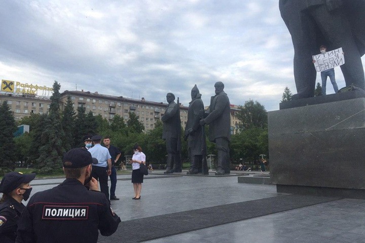 Полиция задержала мужчину с плакатом «Путин, себя обнули», приковавшего себя цепью к памятнику Ленину в центре Новосибирска