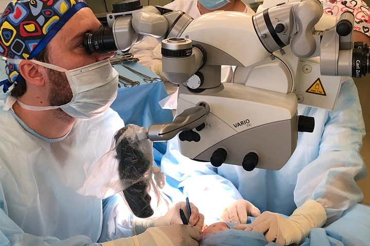 Томские микрохирурги провели уникальную операцию по пересадке нервов у младенца