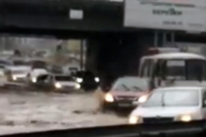 Площадь Труда затопило в Новосибирске. Видео