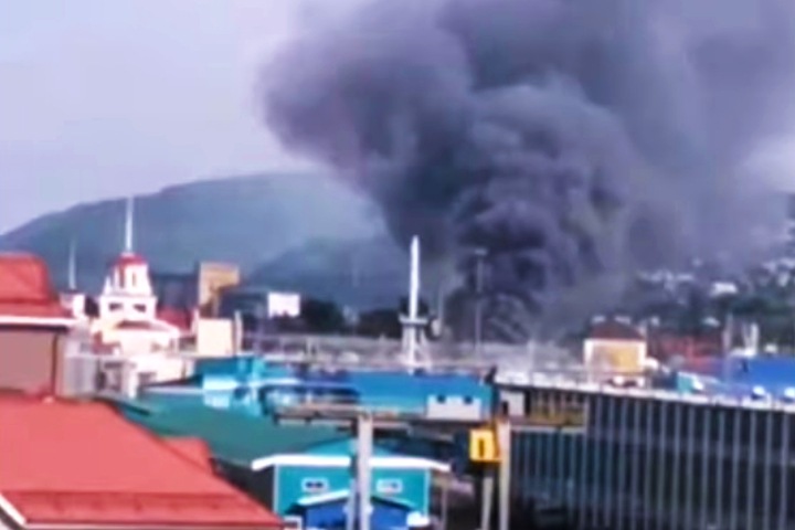 Крупный пожар произошел на складе в Новокузнецке