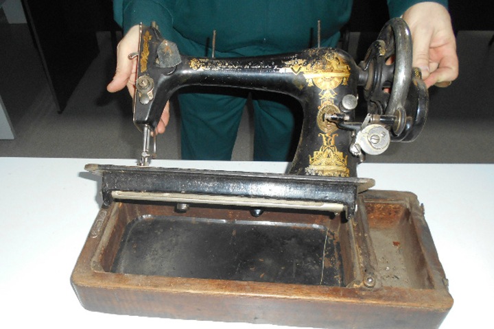 Столетнюю швейную машинку изъяли на бурятской таможне у гражданина Монголии, посчитав ее культурной ценностью