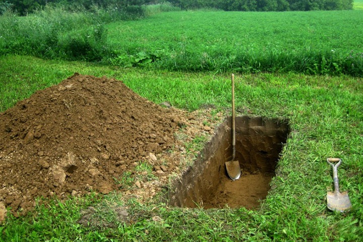 Банда из Бердска заставляла должников копать могилы и ложиться в них