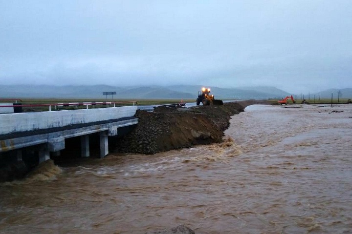 Мост и участок Чуйского тракта оказались под угрозой разрушения из-за дождей
