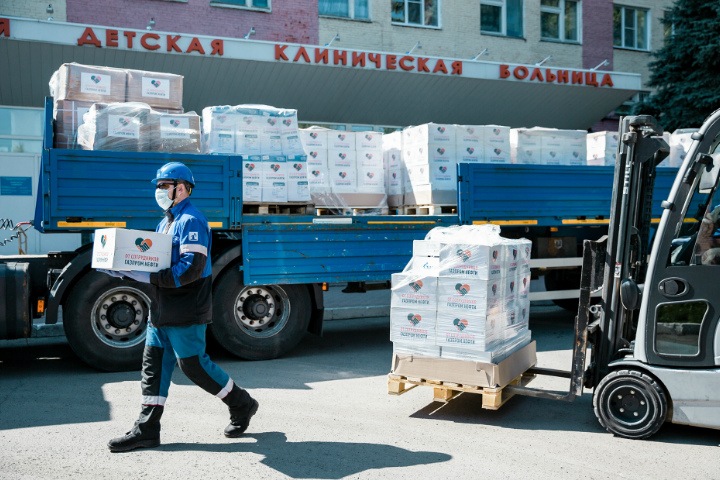 Топ-менеджеры «Газпром нефти» купили омским врачам маски и комбинезоны