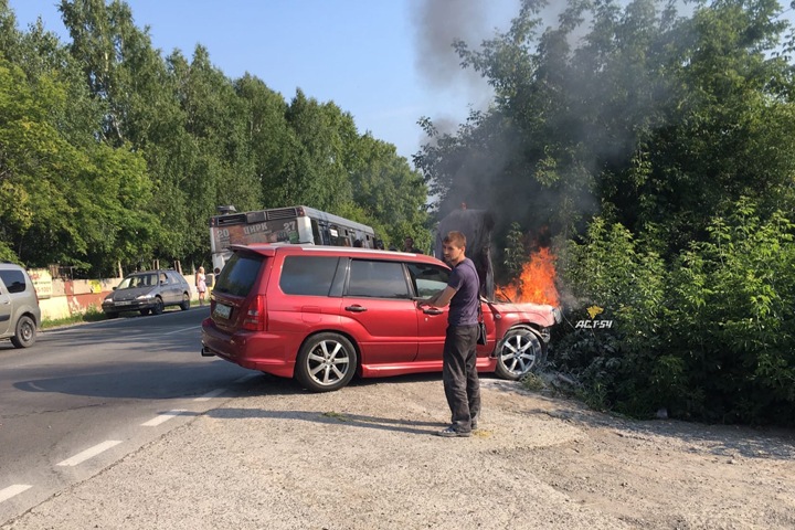 Ассенизационная машина потушила горящий автомобиль в Новосибирске