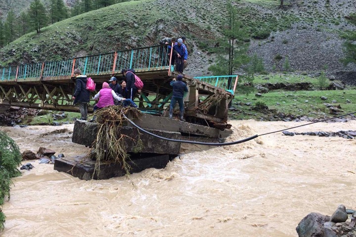 Паводок разрушил 10 мостов в Туве