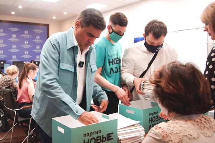 ﻿«ЕР» и «Новым людям» дали десятки миллионов на кампанию в Новосибирске. Связанная с единороссом фирма финансирует мелкую партию