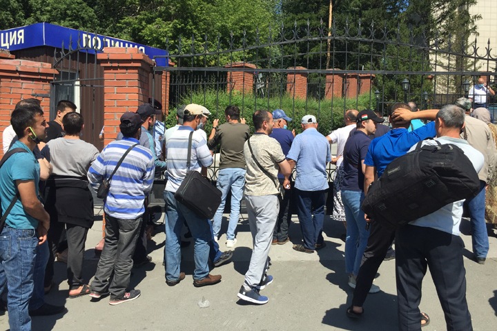 Десятки граждан Таджикистана собрались у новосибирского консульства, чтобы улететь домой