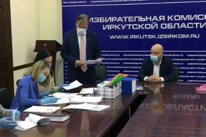 Коммунист Щапов сдал подписи на выборах иркутского губернатора