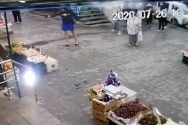 Мужчина открыл стрельбу по лоткам с фруктами в Новосибирске