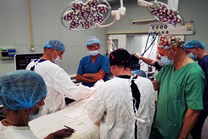 Иркутский врач провел уникальные операции детям на Сахалине