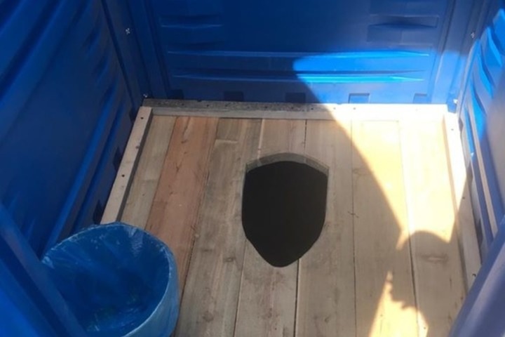 Туалеты типа «сортир» установили для туристов на Байкале