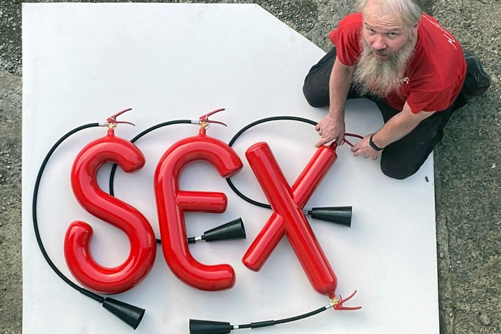 Красноярский художник сделал скульптуру SEX из огнетушителей
