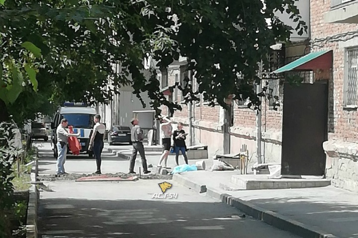 Человек выпал с балкона в Новосибирске и погиб