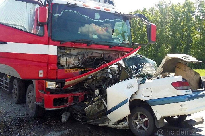 Трое погибли при столкновении грузовика и Toyota на Алтае: «Наверху принимают круглосуточно»