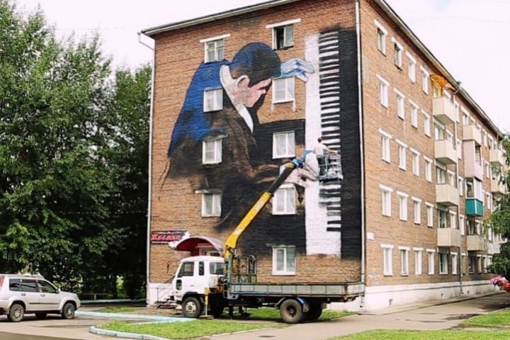 Агитировавшему за изменение Конституции иркутскому пианисту Мацуеву нарисовали гигантское граффити
