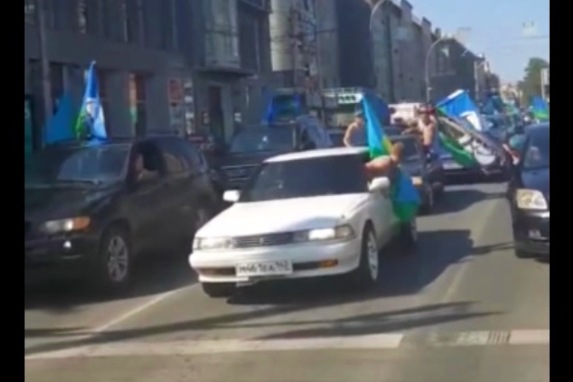Машины с флагами ВДВ «перекрыли» центральную улицу Новосибирска