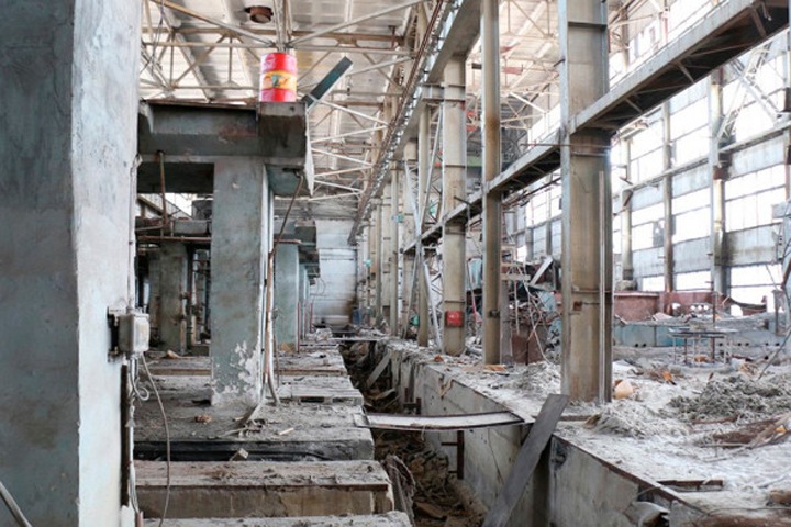 Прокуратура нашла более 100 экологических нарушений на закрытом химическом заводе в Приангарье