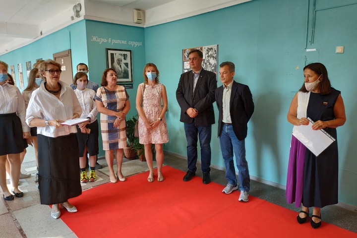 Памятная доска хирургу Мешалкину появилась в новосибирском образовательном центре «Горностай»