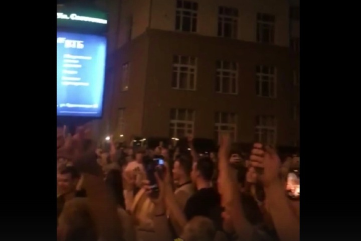 Участники вечеринки в центре Новосибирска перекрыли дорогу