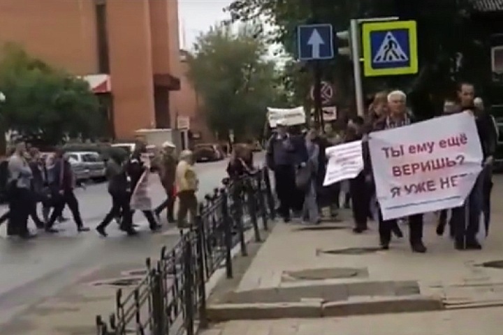 Иркутская акция солидарности: «Мы идем по лужам, Путин нам не нужен»