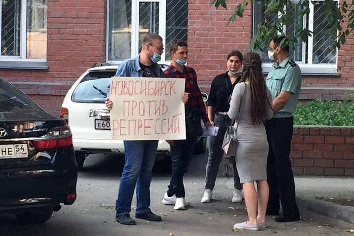 Пикет в поддержку задержанных на новосибирской акции за Хабаровск прошел у суда