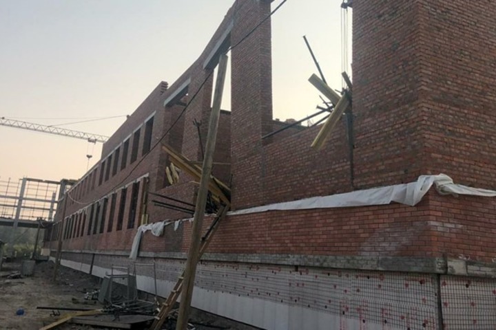 Несколько человек пострадали при обрушении строящейся школы в Томске