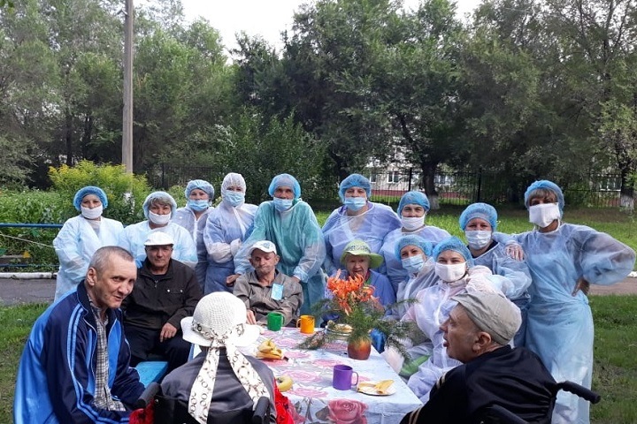 Массовое заражение коронавирусом выявили в кузбасском доме престарелых