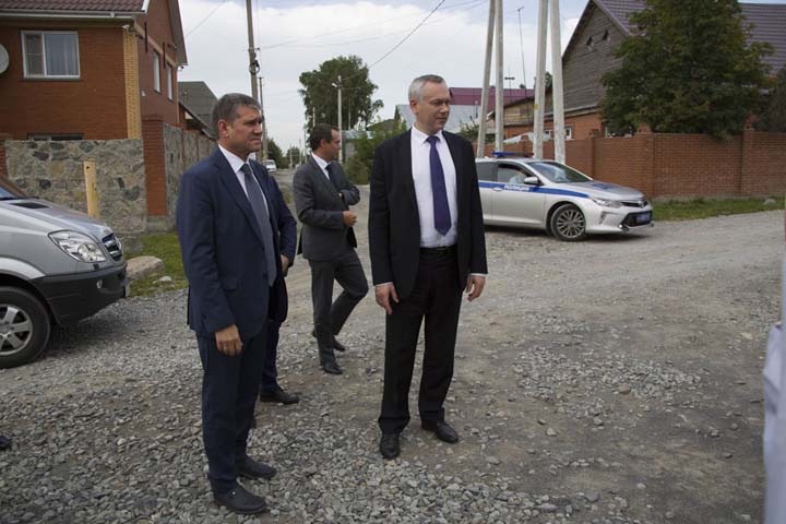 Губернатор пообещал жителям улицы Скрябина в Новосибирске отремонтировать разбитую дорогу