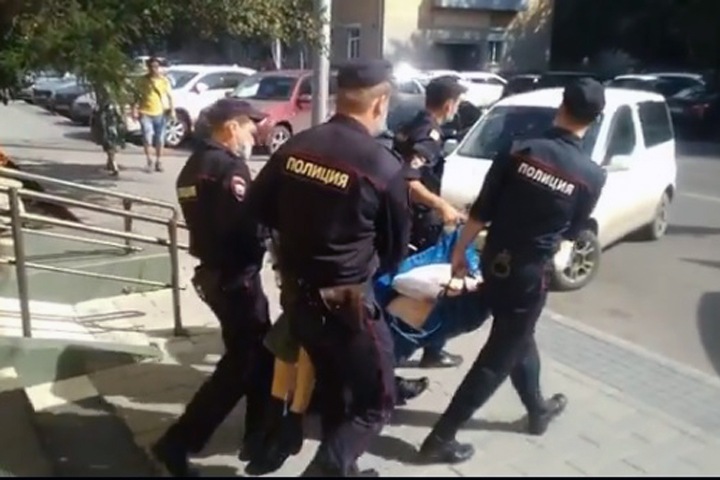Помощника Анатолия Быкова унесли из красноярского суда без сознания