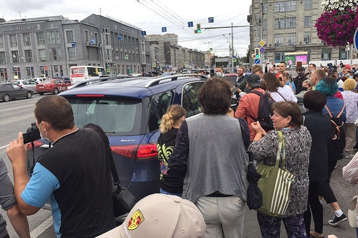 Протестующие в поддержку Хабаровска новосибирцы заставили полицейских отпустить посигналившего водителя