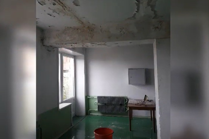 Работники забайкальского ДК пожаловались на ветхость здания и растущие в нем грибы