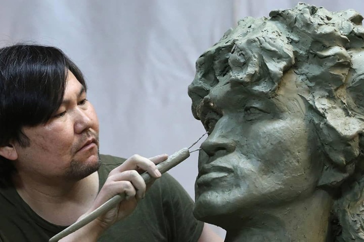 Скульптор из Бурятии создал памятник Виктору Цою для Санкт-Петербурга