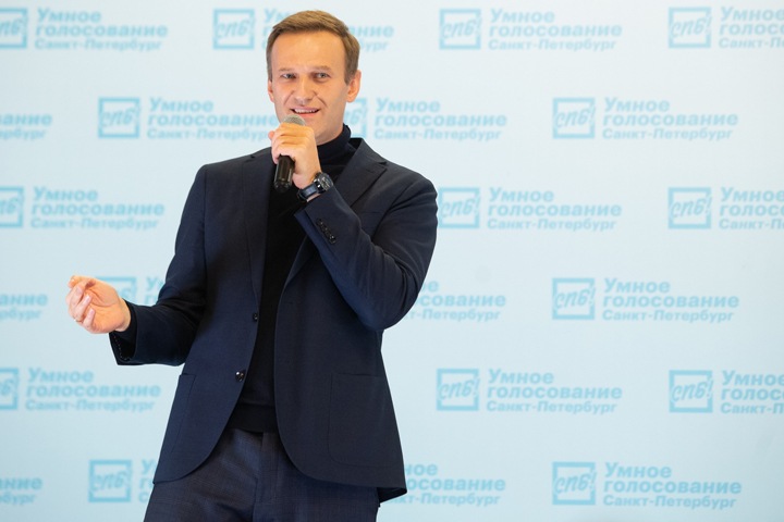 Семья и врачи хотят перевезти Навального из омской клиники для безопасности