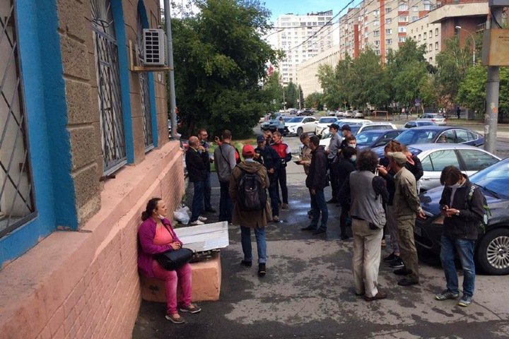Новосибирцы пришли к полиции после задержания участницы акции в поддержку Фургала