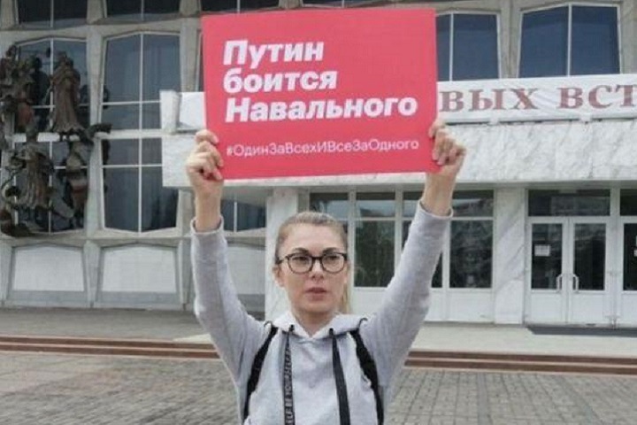 Жительницу Красноярска вызвали в полицию из-за одиночного пикета в поддержку Навального