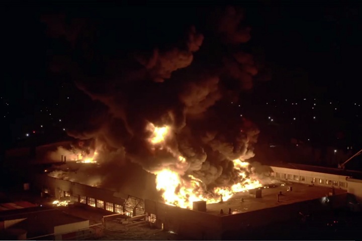 Крупный пожар в Новосибирске уничтожил 12 компаний