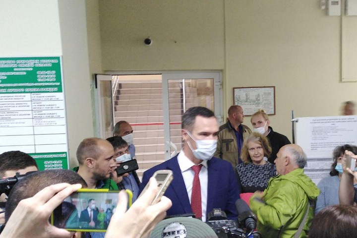Омское правительство не пустило жителей на слушания по застройке дендропарка