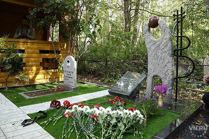 Памятник Янке Дягилевой установили в Новосибирске