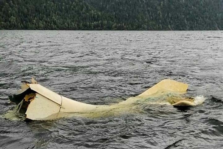 Фрагмент утонувшего 14 лет назад гидросамолета всплыл на Телецком озере