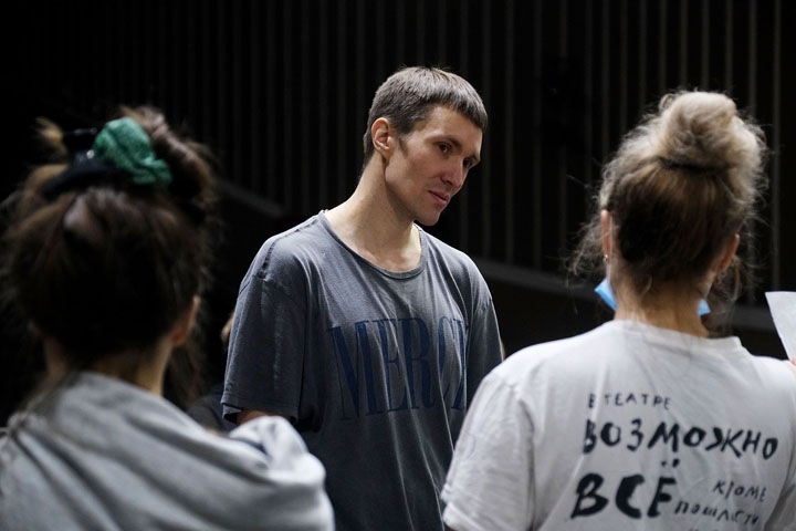 «Танец тоже может быть политикой»: новосибирский театральный режиссер об общественной смелости и жизни на сцене