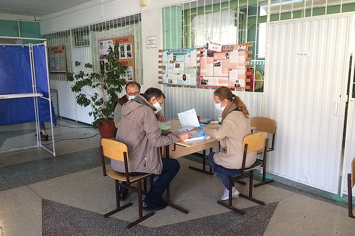 «Бюллетень входит в щель легко»: схему массового голосования под видом наблюдателей раскрыли в Новосибирске