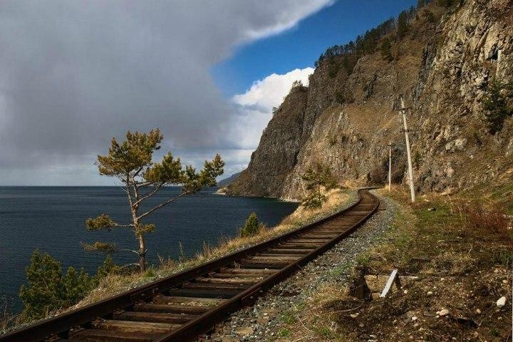Железную дорогу на Байкале закрыли из-за камнепада